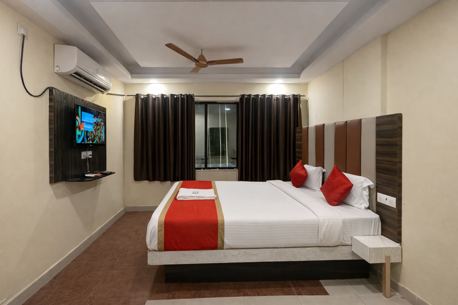 Well-furnished hotel room